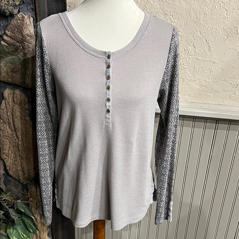 Aventura Light Gray Button-Down Shirt with Patterned Sleeves